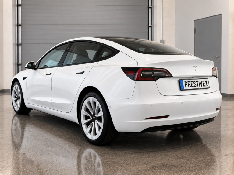 Tesla Model 3 Long Range AWD – Heckansicht schräg